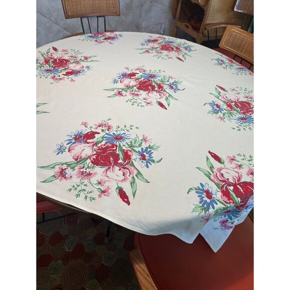 Vintage floral tablecloth irises and daisies Size 49" x 52" - Picture 4 of 5